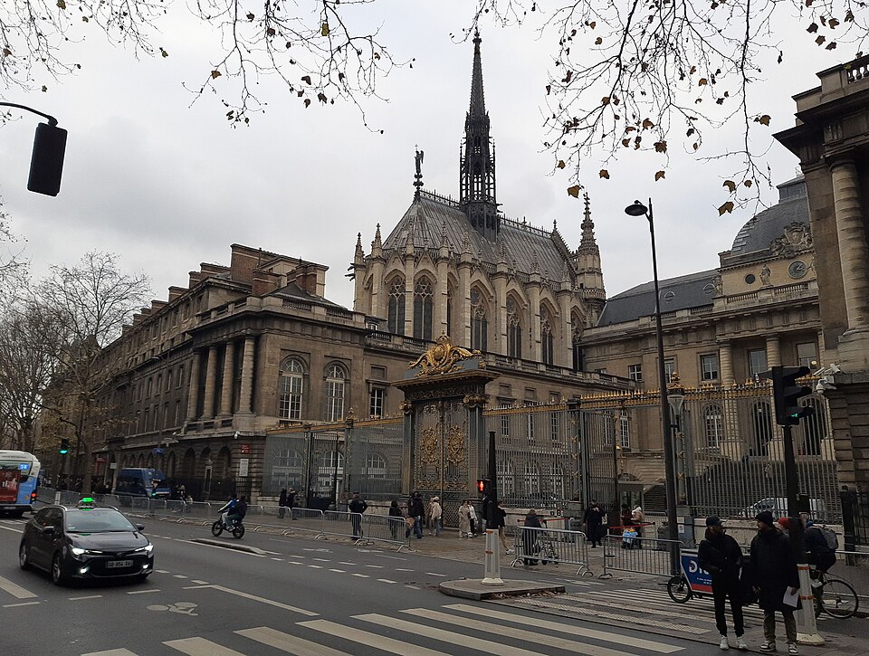 Sainte-Chapelle, Paris, from the street. @Wikimedia Commons