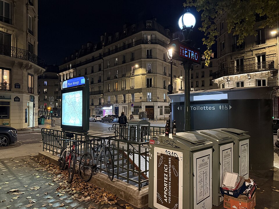 Accès à la station Place Monge du métro de Paris, place Monge, Paris